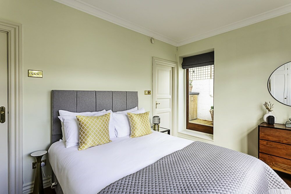 Фото Lovely, Stylish Two-bedroom Kensington Home