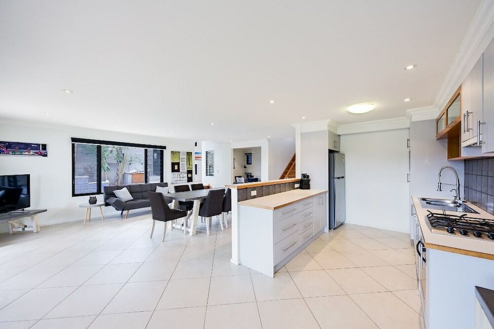 Фото Gold Coast Stunning Waterfront Retreat by Hostrelax