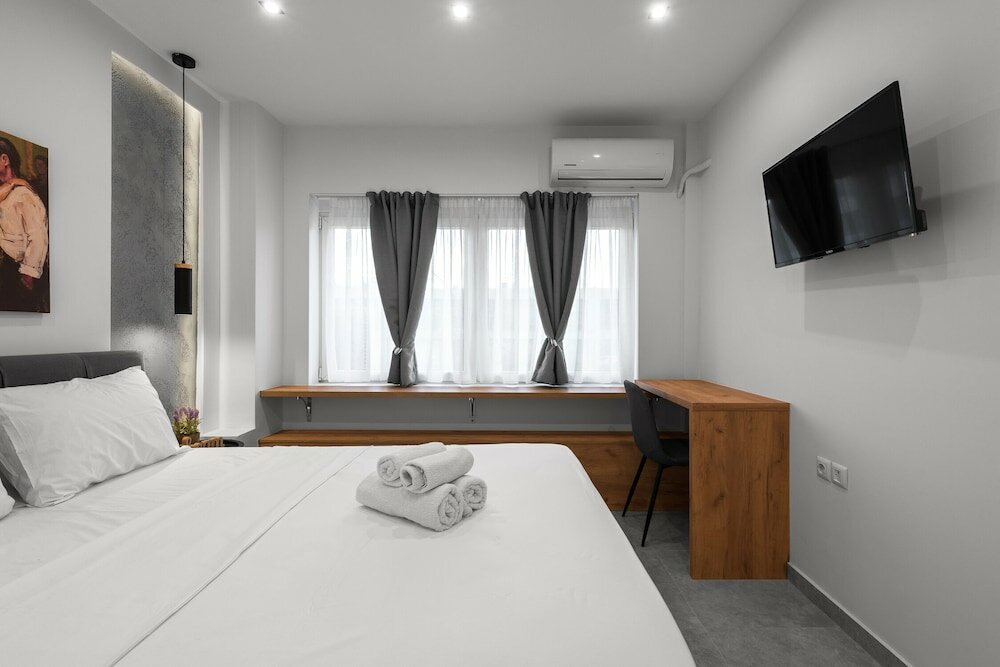 Фото White and Wood Nilie Hospitality Mgmt