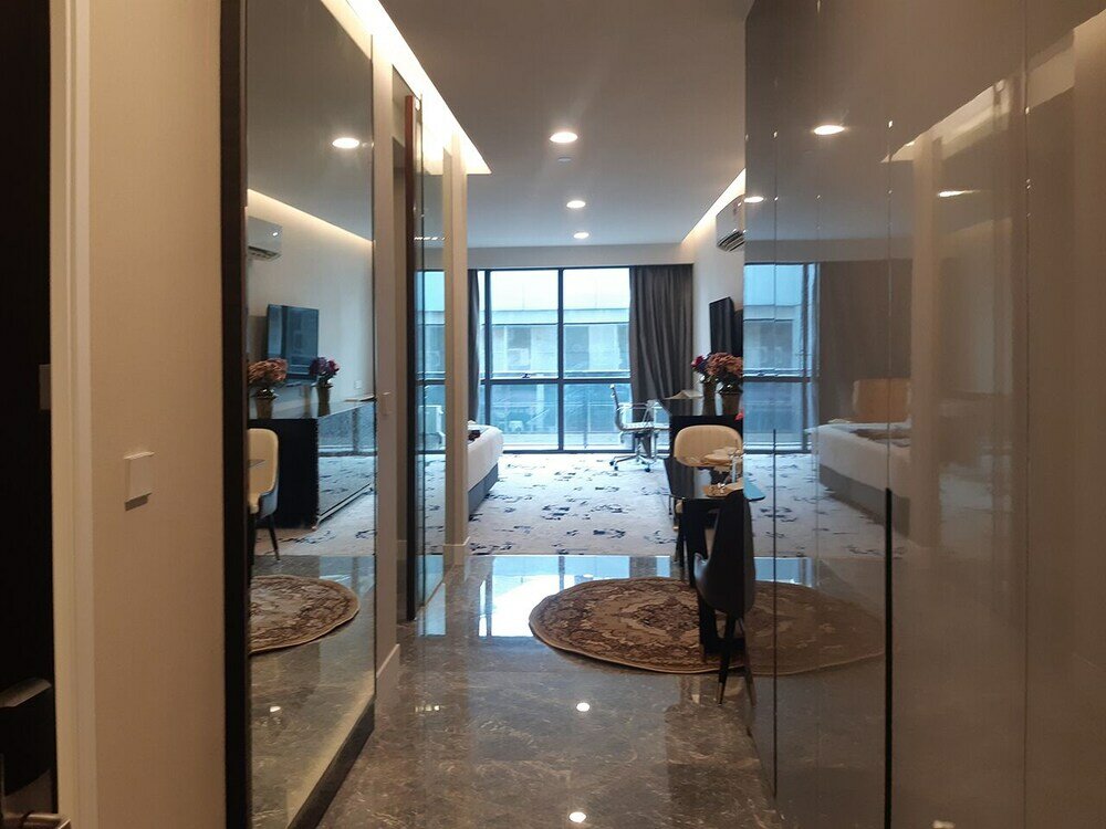 Фото The Hollwood Suites at Platinum