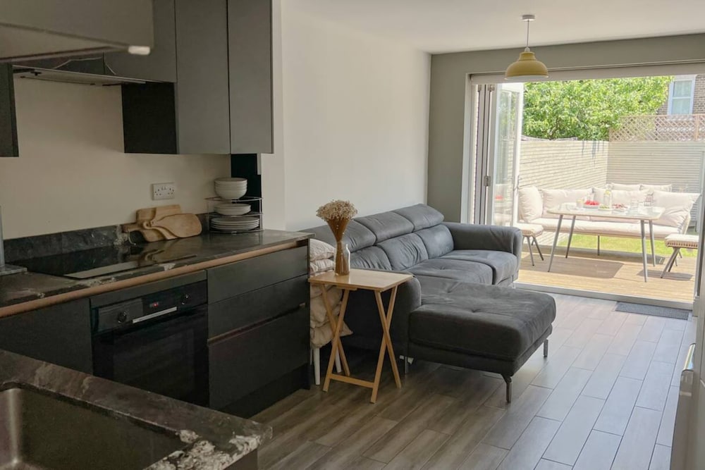 Фото Lovely 2bd Flat With Private Garden - Bounds Green