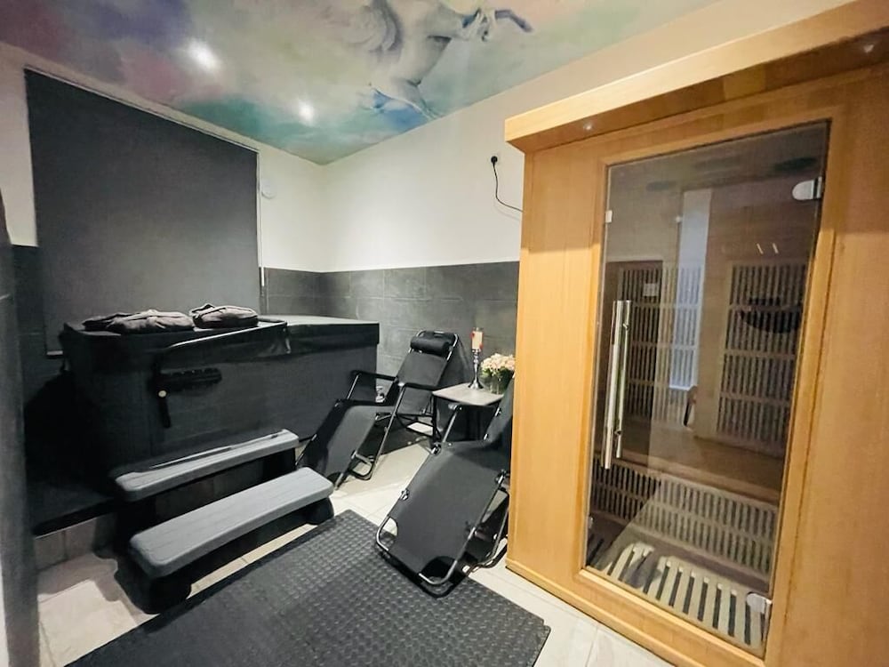 Фото London Luxury Apartments with Jacuzzi Hot tub & Sauna