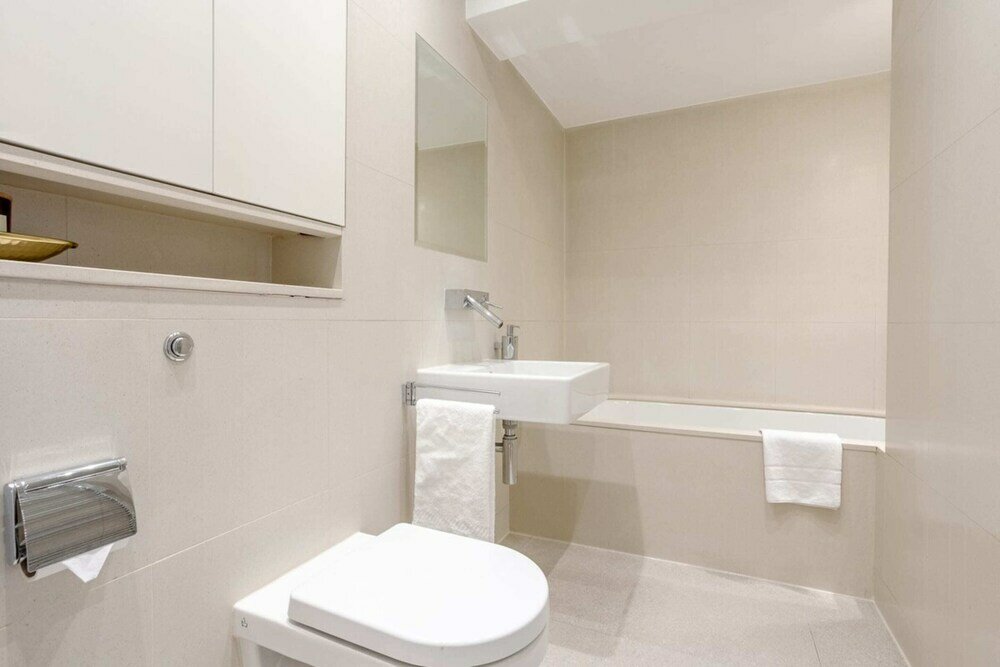 Фото Charmingly Unique and Recently Refurbished Watchman's Lodge in Camden Town