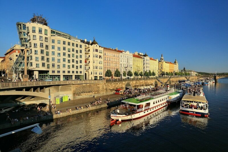 Гостиница Dancing House – Tančící dům hotel в Праге