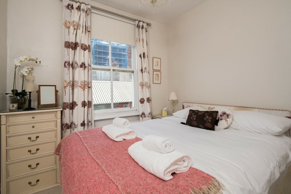 Фото Charming Chelsea Home by the River Thames