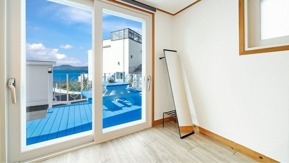 Фото Yeosu Riaeddo Poolvilla Pension