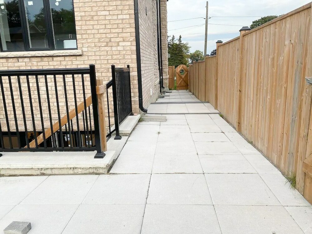 Фото Brand New Walk Out Bsmt Apt Near Beach