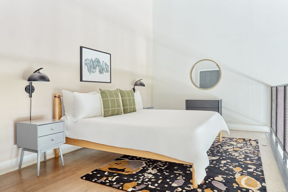 Фото Sonder Antiques Warehouse