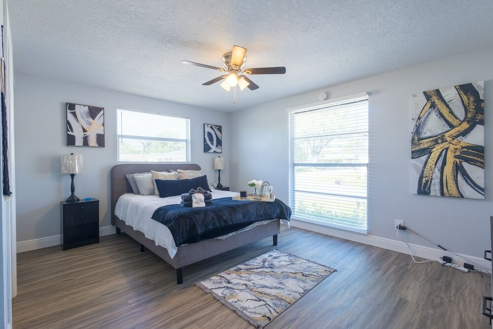 Фото Sleeps 6 Hot Tub Fenced Yard Cozy Chic