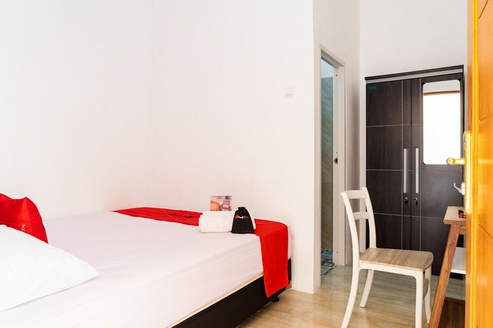 Фото RedDoorz near Cipinang Indah Mall
