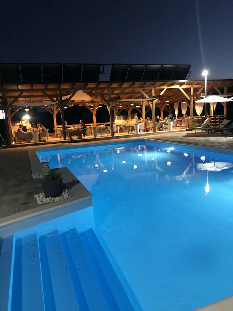 Фото 16 Lakes Hotel