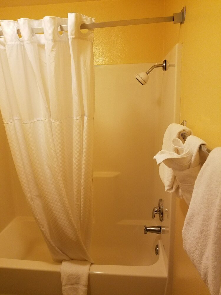 Фото Travelodge by Wyndham Wenatchee