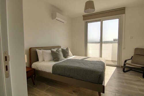 Гостиница Phaedrus Living Coral Suites Bliss в Ларнаке