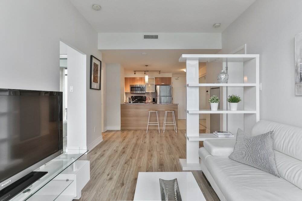 Фото Bright Sub-Penthouse on Bay St