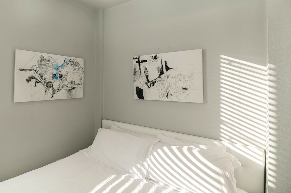 Фото Montrose Guesthouse Suites