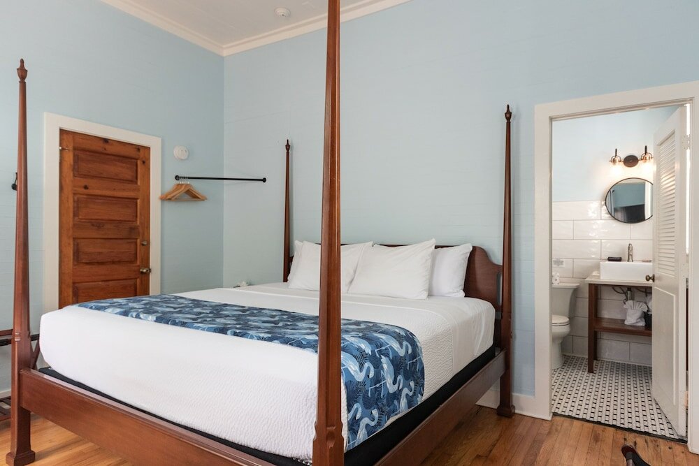 Фото The Porch on Frances Inn