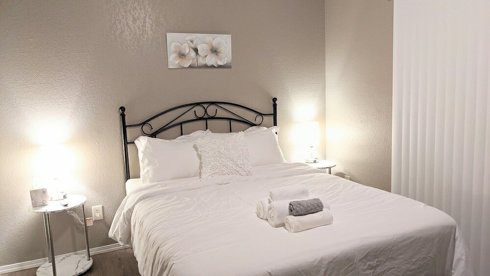 Фото Beautiful Midtown Apartment - Huv