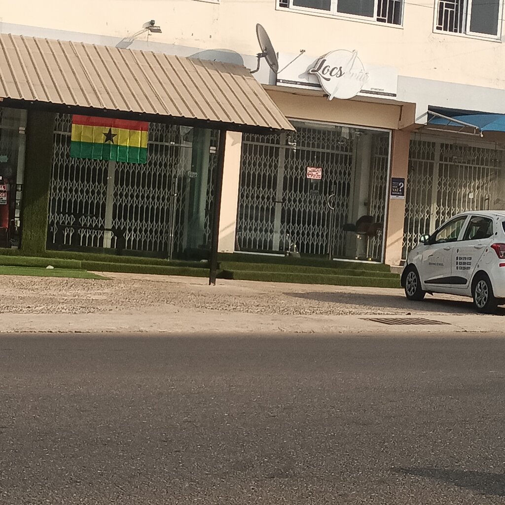 Hairdresser Locsanity, Accra, photo