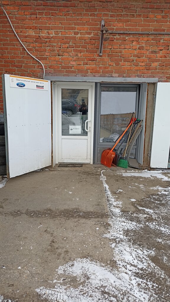 Tienda de repuestos y artículos para automóviles Магазин автозапчастей и автотоваров, , foto