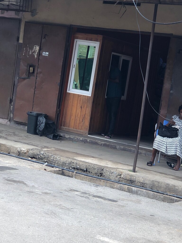 Second-hand shop Kojo Waife Ventures, Accra, photo