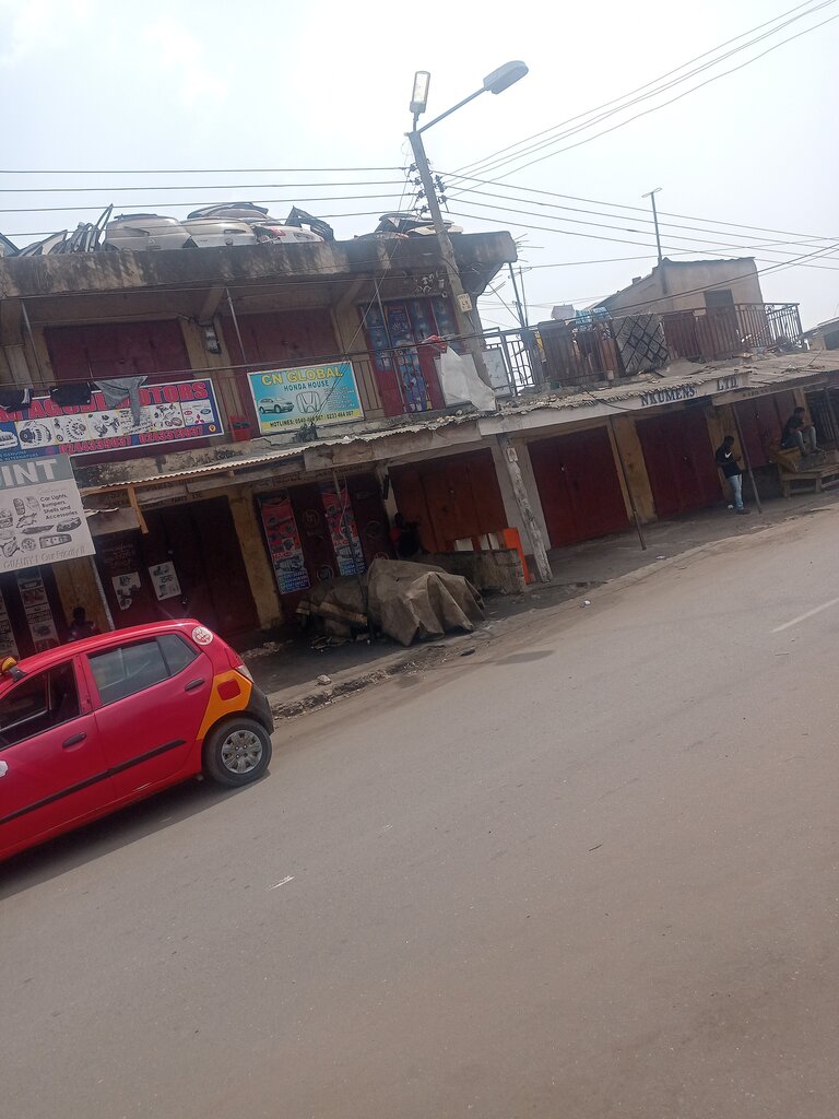 Auto parts and auto goods store Adom motors, Accra, photo
