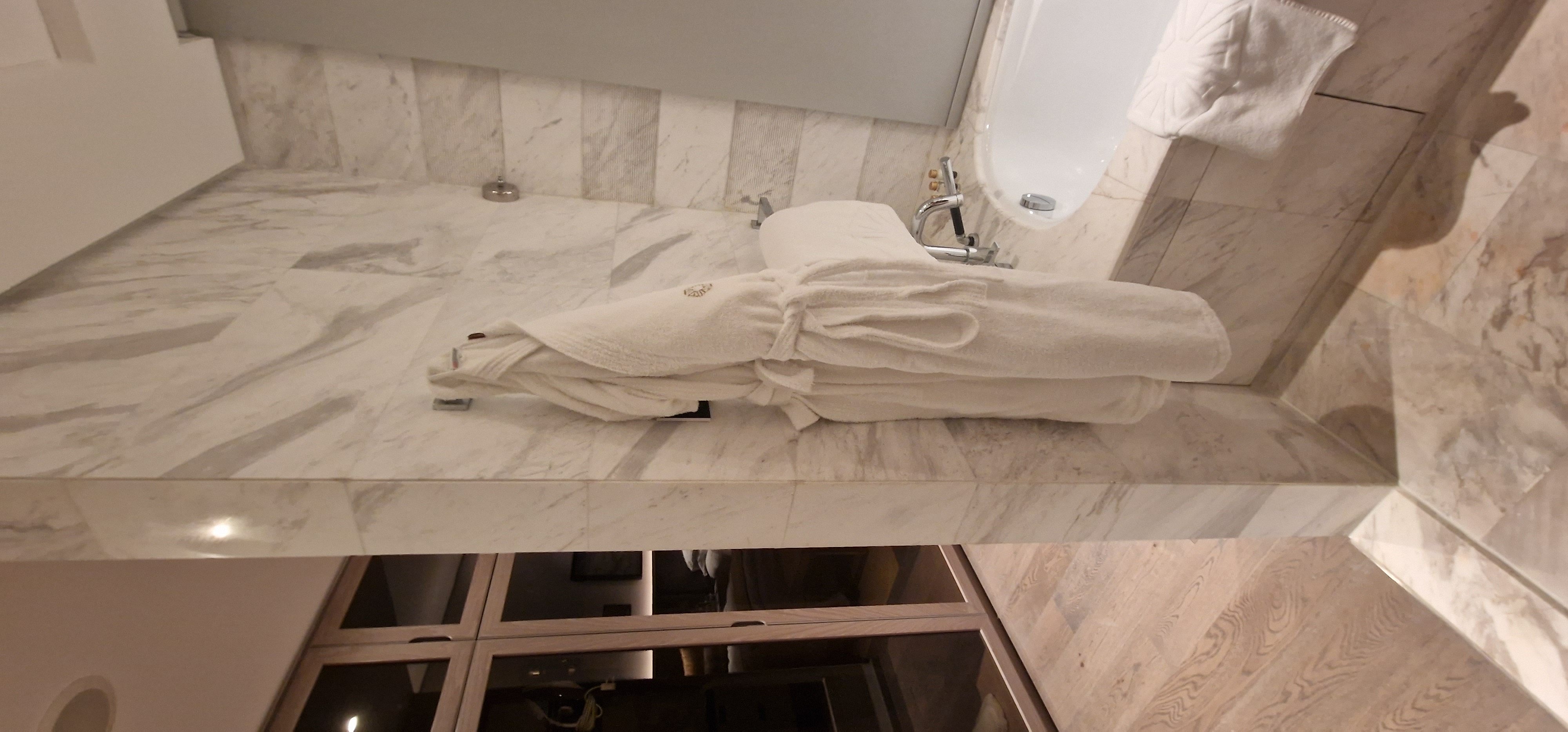 Фото Taj Jumeirah Lake Towers