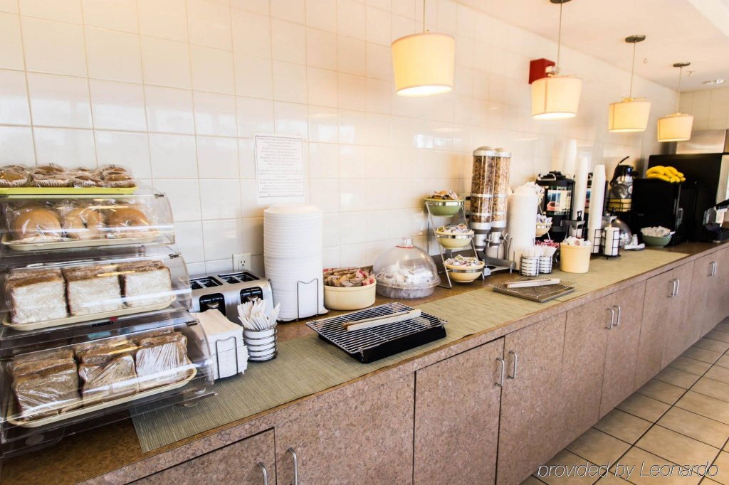 Фото Econo Lodge Inn & Suites Near Florida Mall