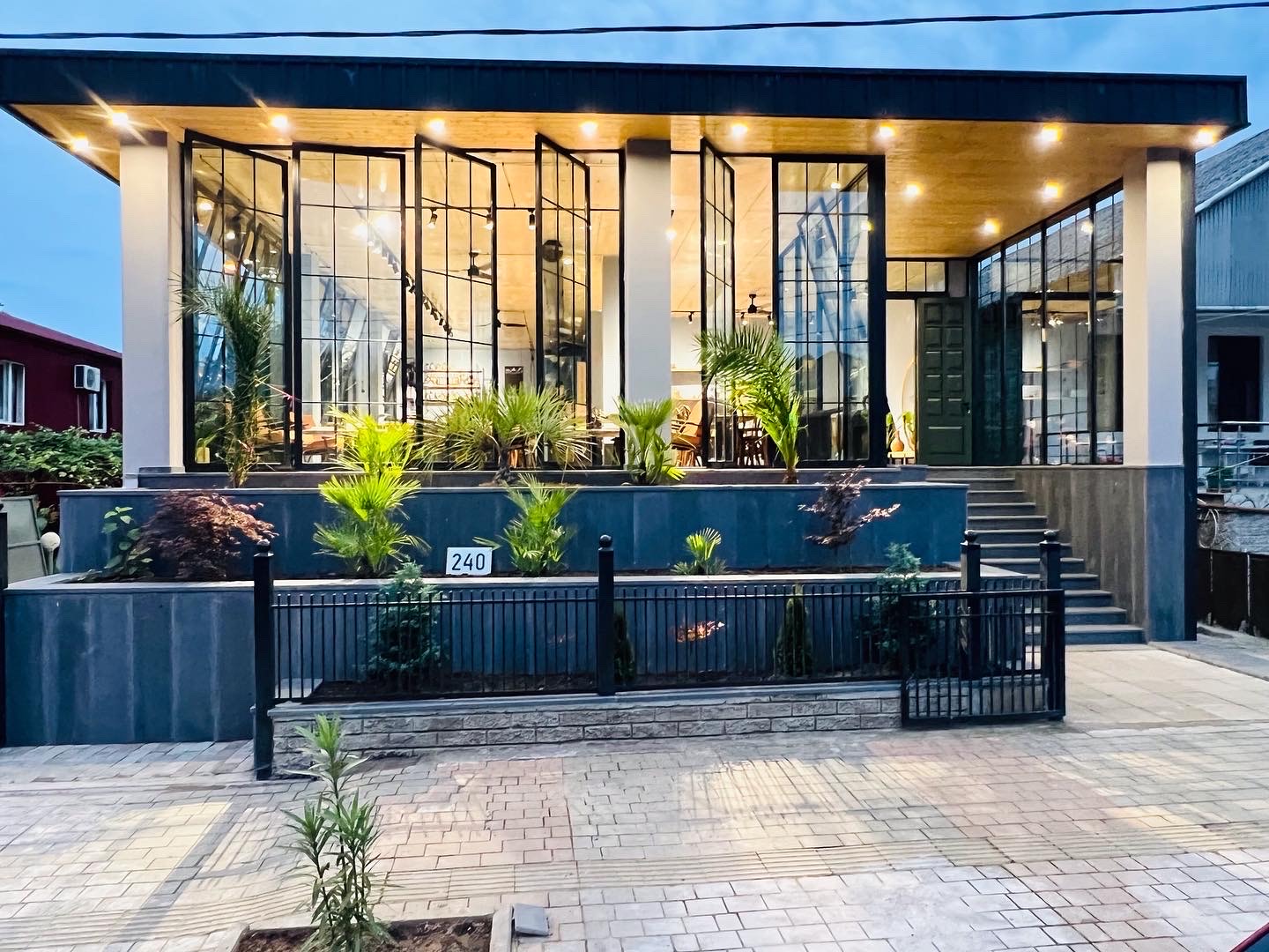 Фото Level Up Hotel & Restaurant