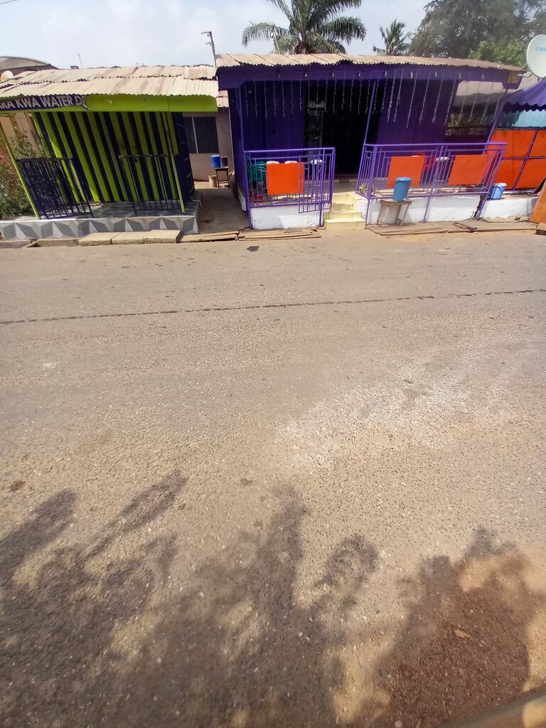 Water store Adom ara kwa, Accra, photo