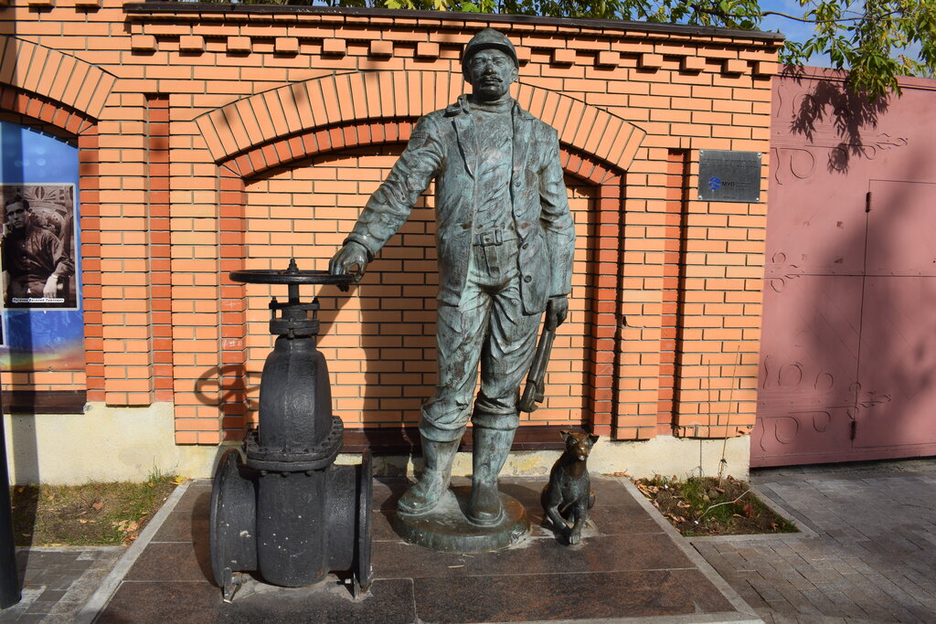 Genre sculpture Памятник водопроводчику, Istra, photo