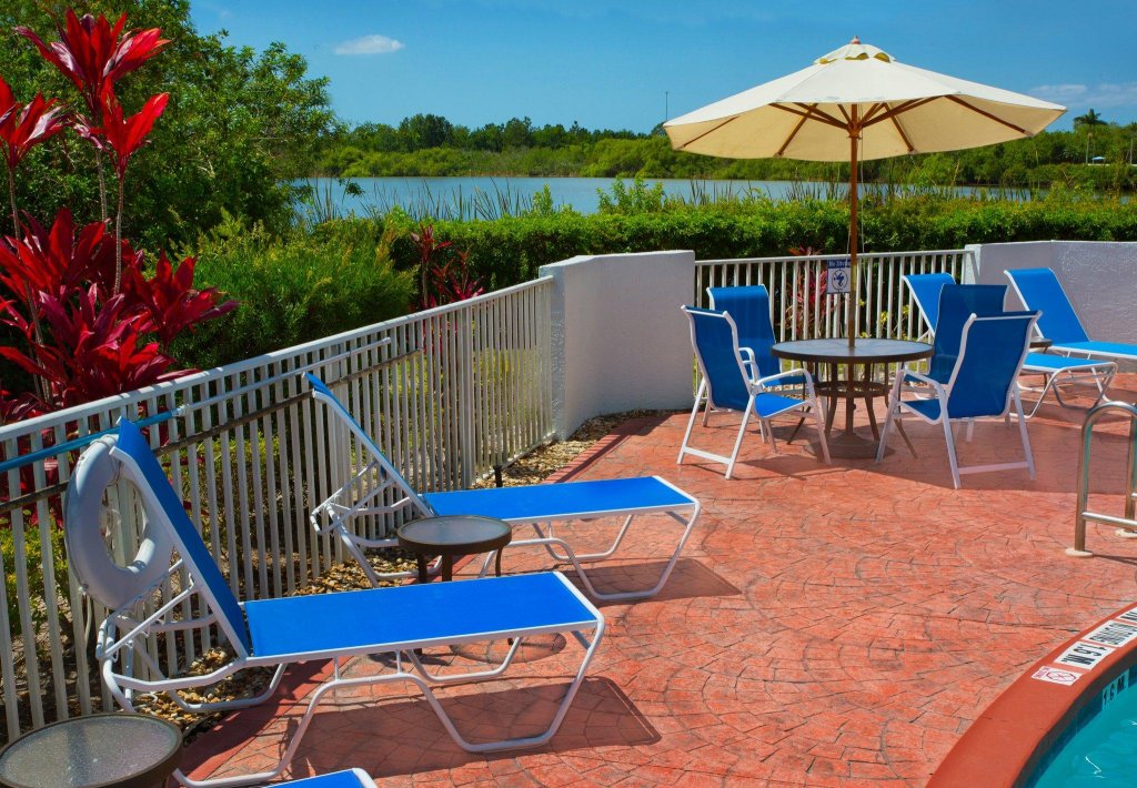 Фото Holiday Inn Express & Suites Port Charlotte, an Ihg Hotel