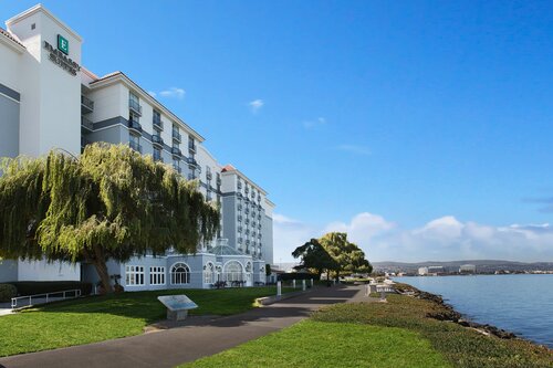 Гостиница Embassy Suites by Hilton San Francisco Airport Waterfront в Берлингейме