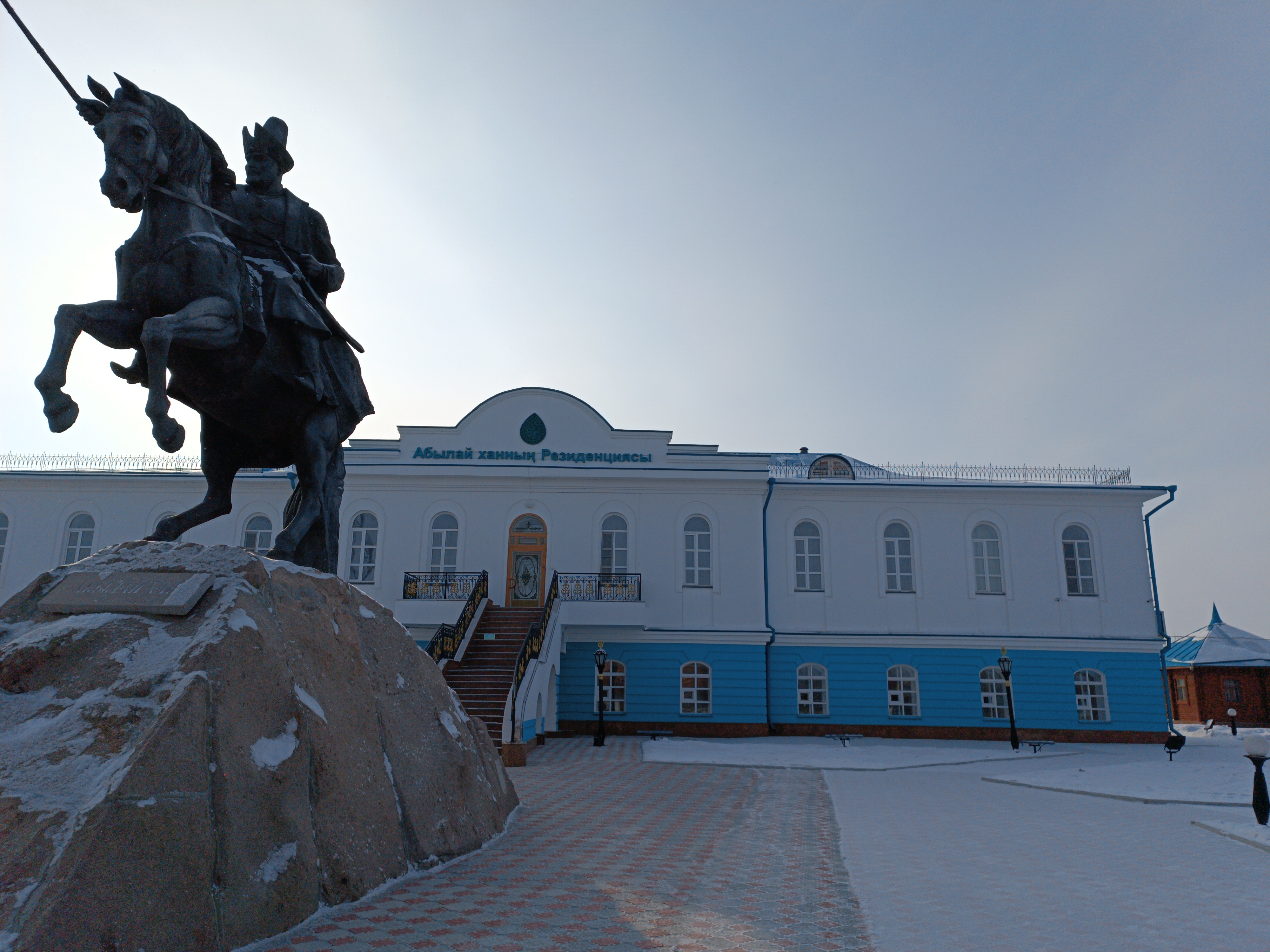 Аланах Рэй анальді жыныстық қатынас кезінде кеудесін мастурбациялайды