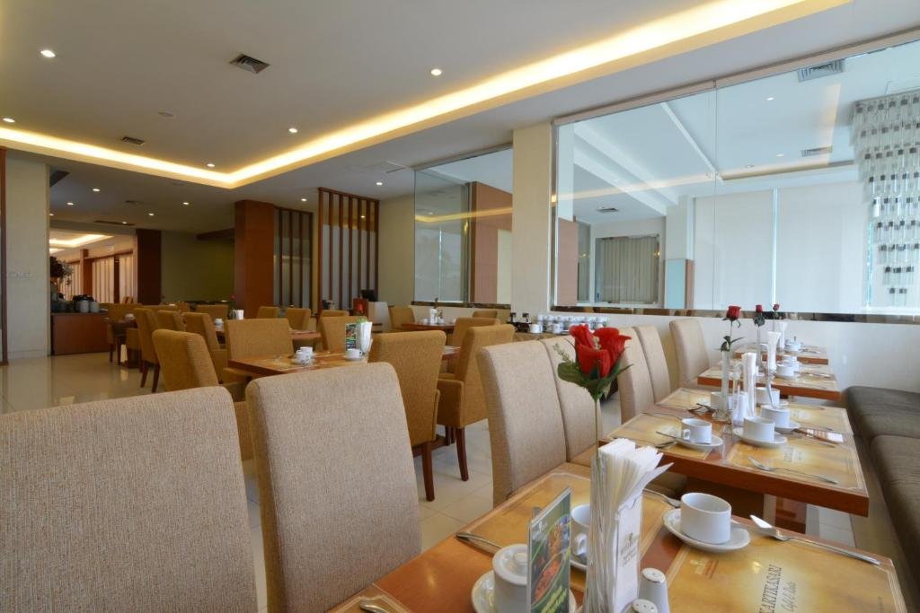 Фото Istana Hotel