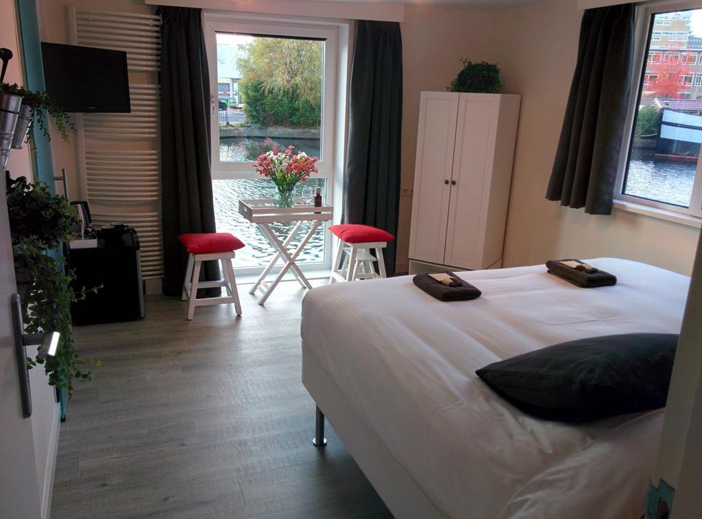 Фото Minties, Floating Bed EN Breakfast