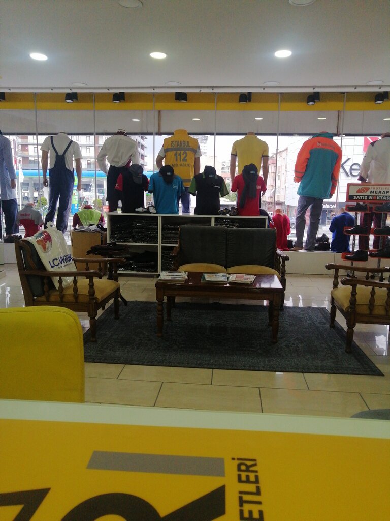 متجر ملابس Ari Personnel Clothing ، اسطنبول، صورة