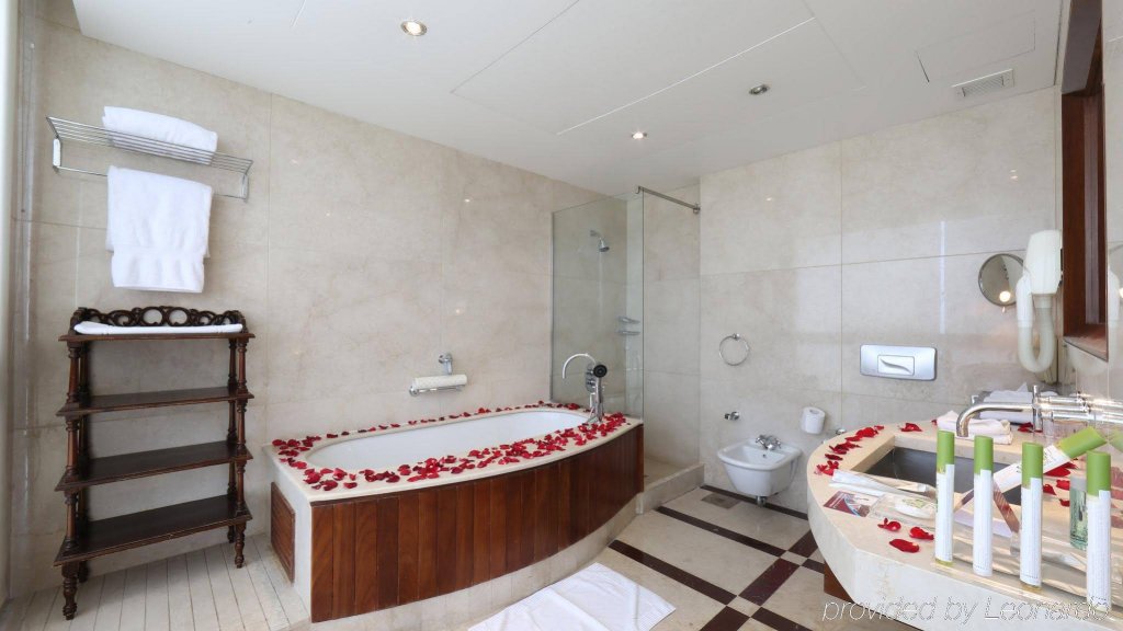 Фото Crowne Plaza Beirut