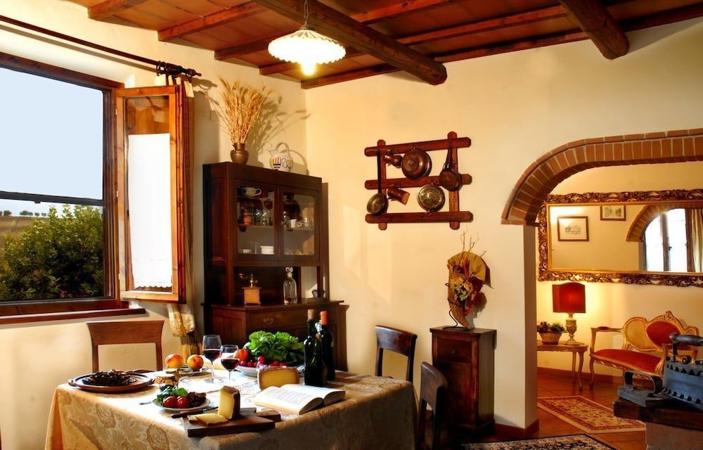 Фото La Contea Farmhouse