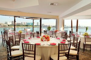 Гостиница Hotel Maya - a Doubletree by Hilton Hotel в Карсоне