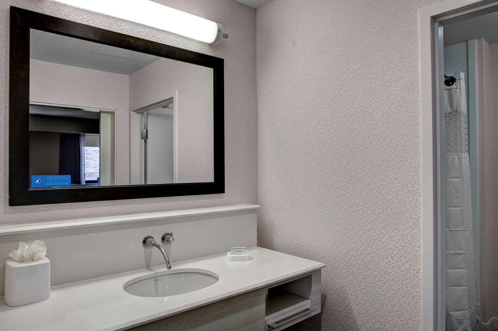 Фото Hampton Inn & Suites Richmond - Downtown