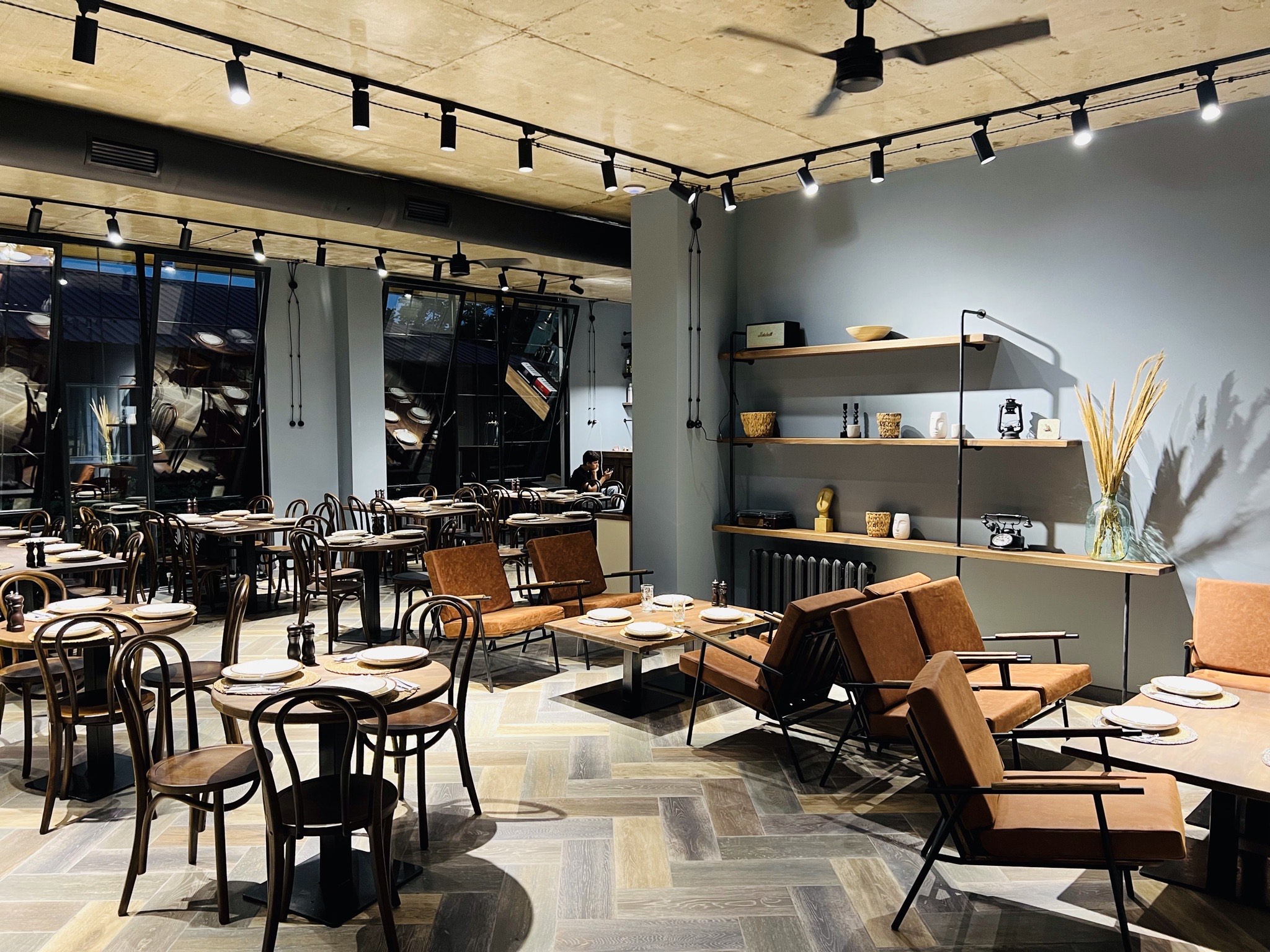 Фото Level Up Hotel & Restaurant