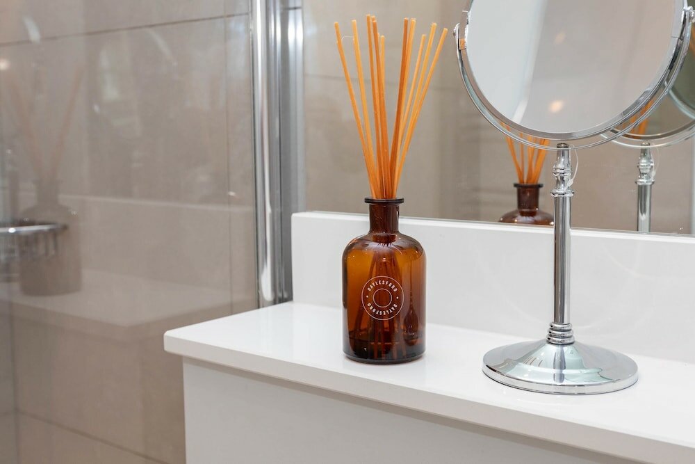 Фото Spacious 3 Bedroom in Notting Hill With Balcony