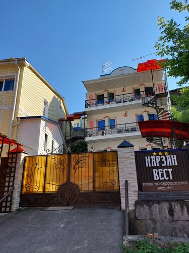 Внешний вид отеля Нарзан Вест в Кисловодске, фото 2