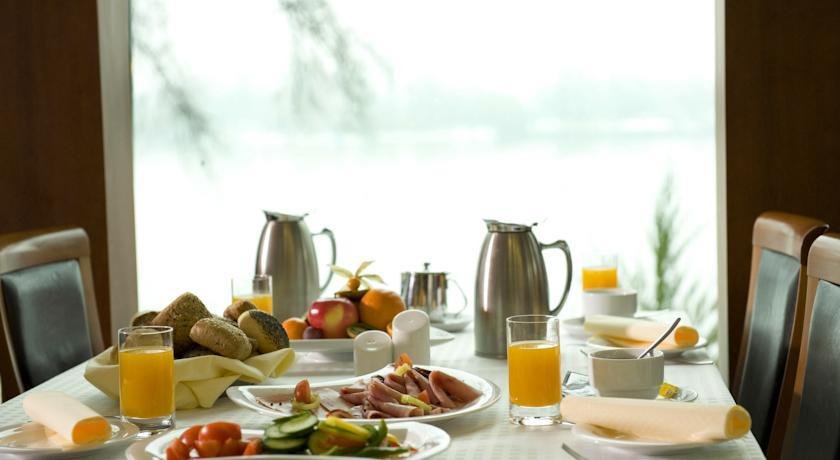 Фото Holiday Beach Budapest Wellness Hotel with Sauna Park