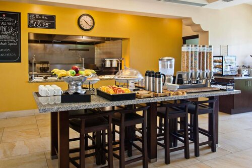 Гостиница Hilton Garden Inn Valencia Six Flags в Санта-Кларите