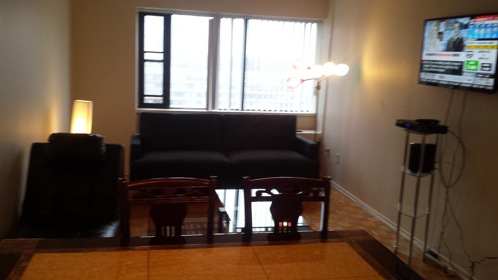 Фото Toronto Furnished Living - Gerard St. E