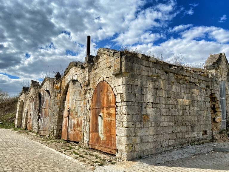 Достопримечательность Белокаменные кузницы, Старица, фото