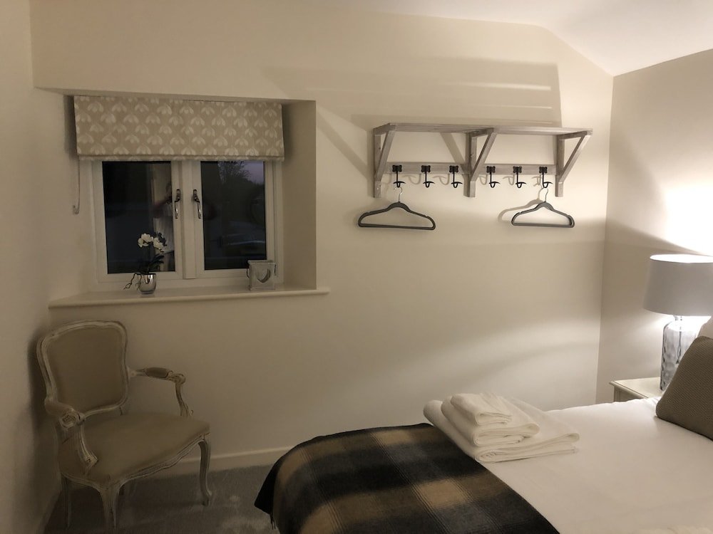 Фото Camerton Inn Cottage