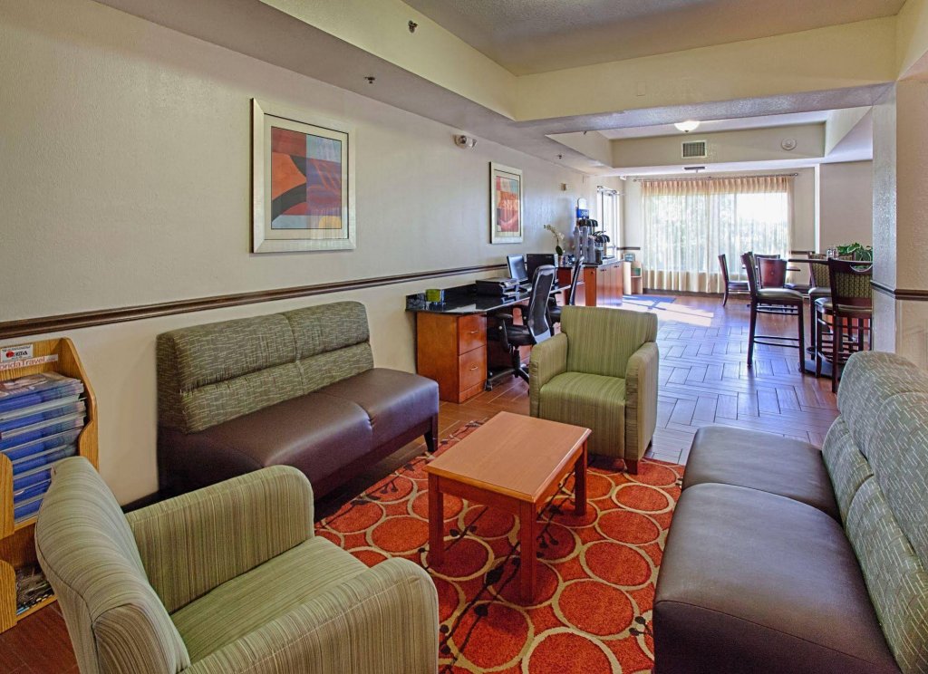 Фото Holiday Inn Express & Suites Port Charlotte, an Ihg Hotel