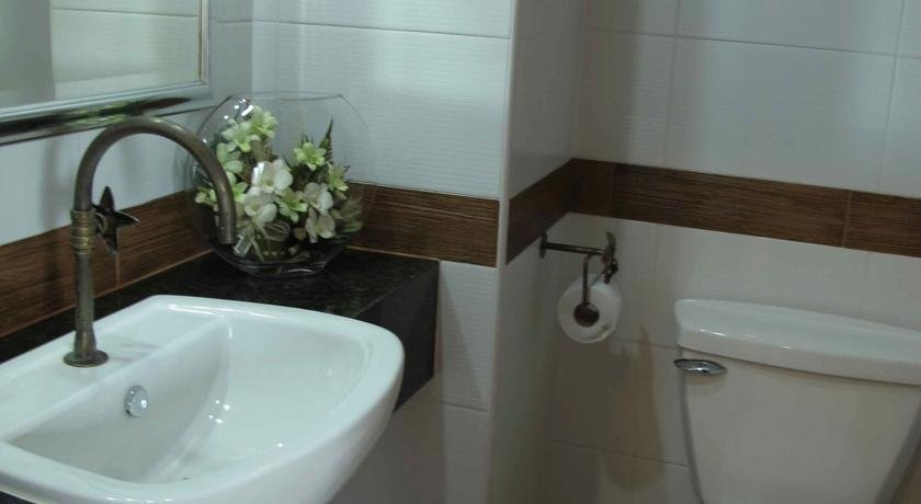 Фото The Red Balcony Inn